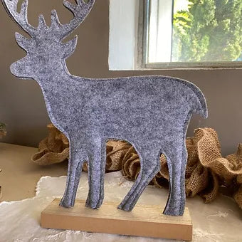 Renne en feutre, sur socle bois de manguier