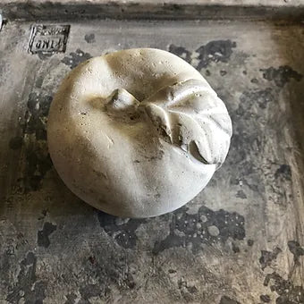 Pomme ou champignon pierre/ béton.