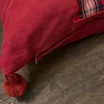 Coussin de Noël renne rouge à pompons.