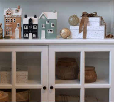 Photophore maison en grès vert (grand modèle) – Chic Antique (H 21 × L 13,5 × l 9 cm)