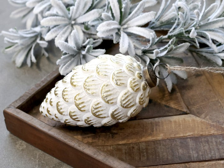 Grande pomme de pin de Noël en verre ce chez Chic Antique