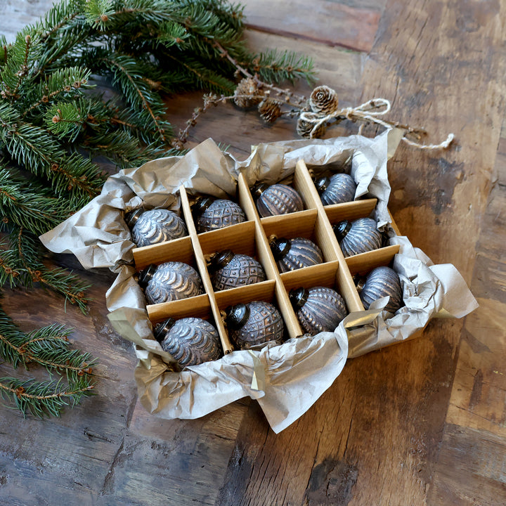 Set de 12 boules de Noël – Chic Antique – verre, corde & laiton moka
