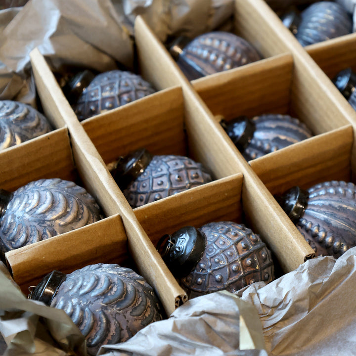 Set de 12 boules de Noël – Chic Antique – verre, corde & laiton moka