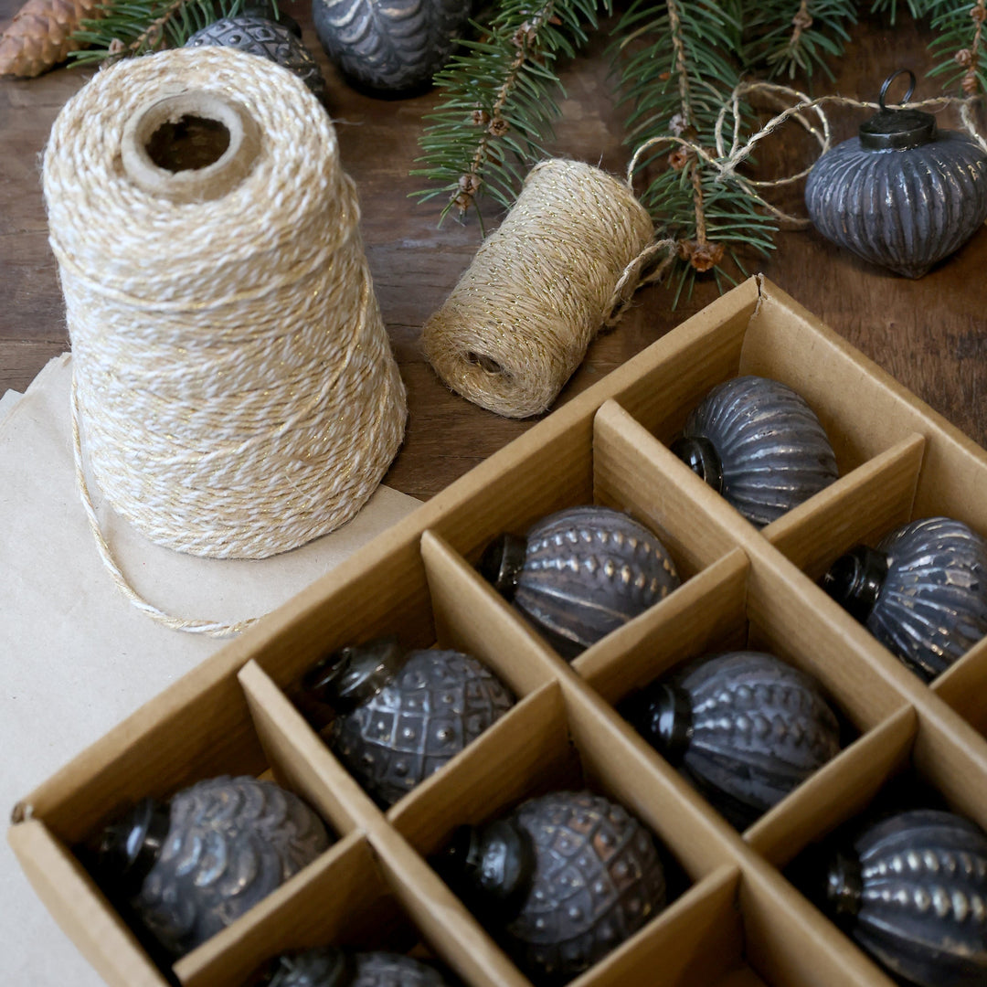 Set de 12 boules de Noël – Chic Antique – verre, corde & laiton moka