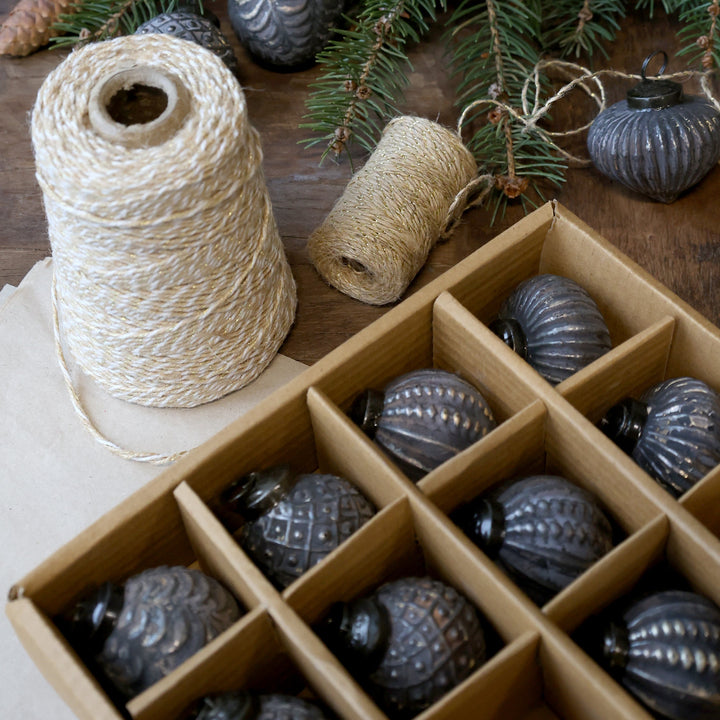 Set de 12 boules de Noël – Chic Antique – verre, corde & laiton moka