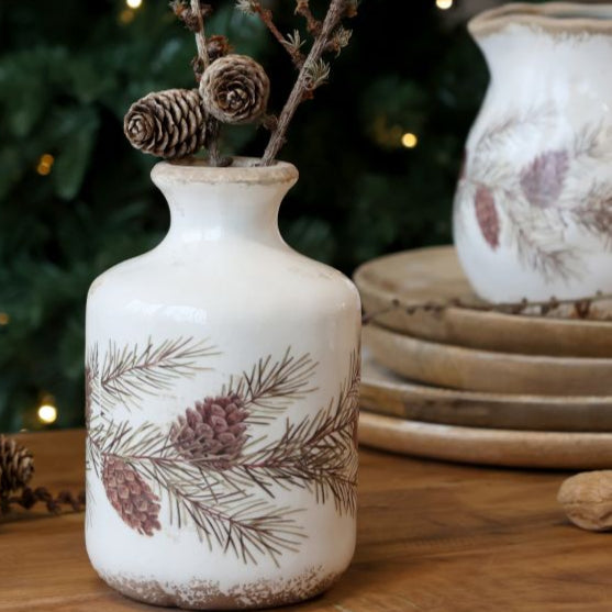 Collection Chic Antique en céramique craquelée – Branches & pommes de pin – Cache-pot, cruche, plat, bouteille