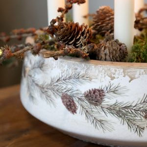 Collection Chic Antique en céramique craquelée – Branches & pommes de pin – Cache-pot, cruche, plat, bouteille