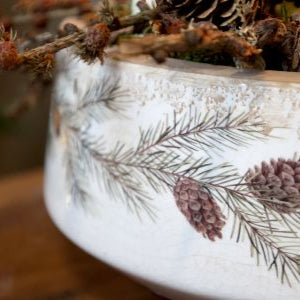 Collection Chic Antique en céramique craquelée – Branches & pommes de pin – Cache-pot, cruche, plat, bouteille