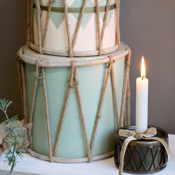 Bougeoirs Tambours – Chic Antique – fer décor laiton