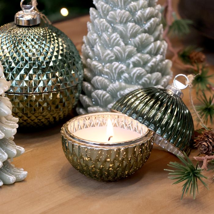 Bougie Boule de Noël avec rainures – coloris mousse (3 tailles)