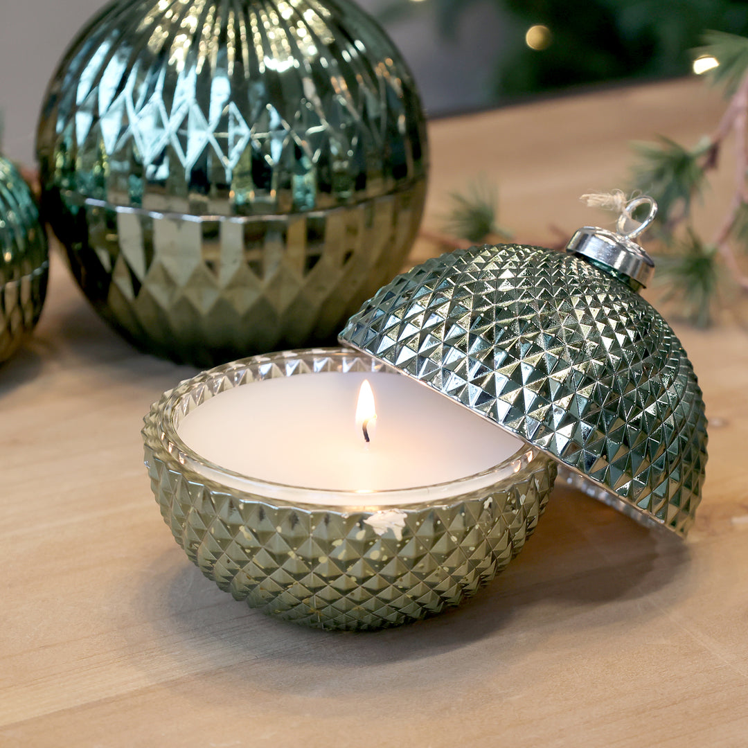 Bougie Boule de Noël avec rainures – coloris mousse (3 tailles)