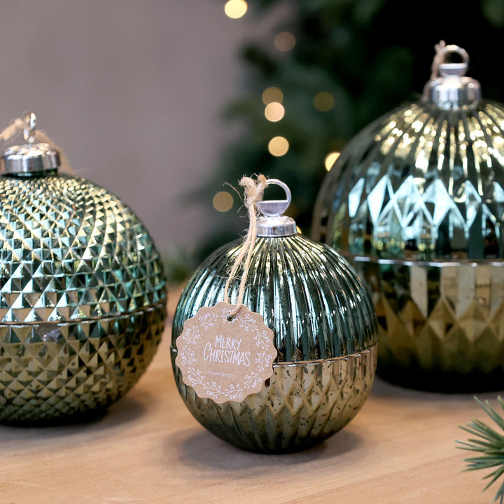 Bougie Boule de Noël avec rainures – coloris mousse (3 tailles)