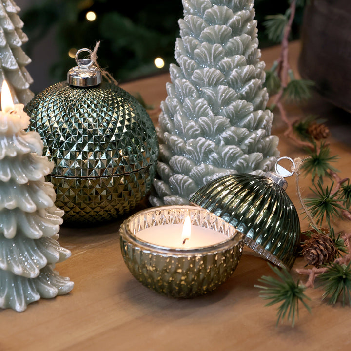 Bougie Boule de Noël avec rainures – coloris mousse (3 tailles)