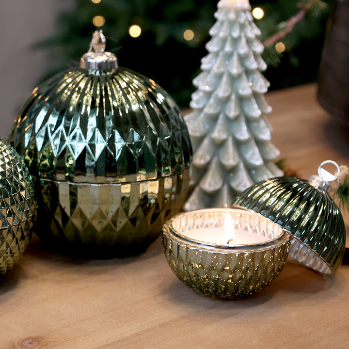 Bougie Boule de Noël avec rainures – coloris mousse (3 tailles)