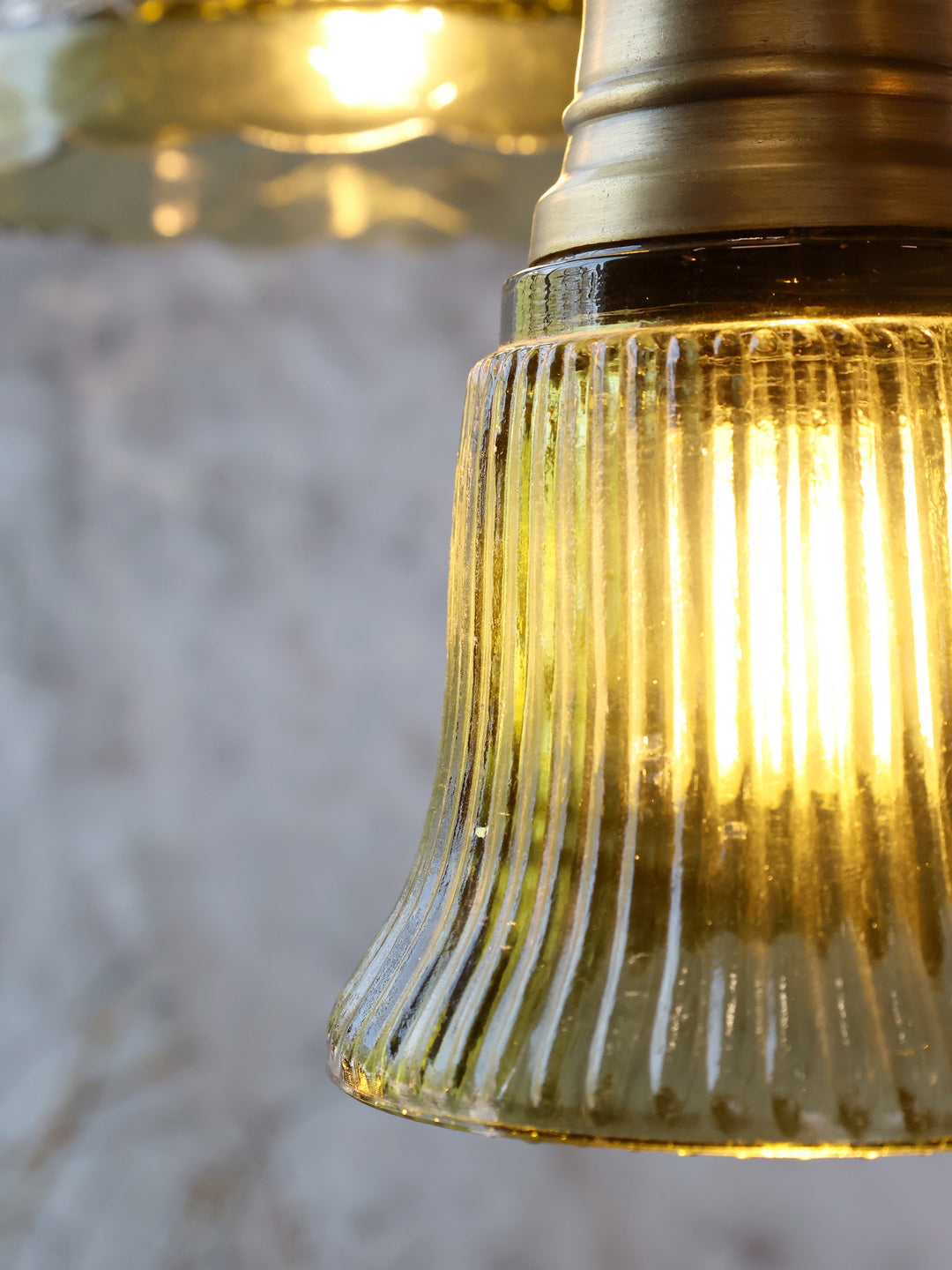 Suspension en verre olive et laiton – H17 x D12 cm – câble tissu 2 m – Douille E27