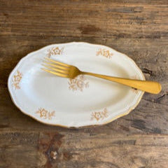 Petit plat ovale L’Amandinoise – Faïence ancienne – Décor floral doré fin (1920–40)