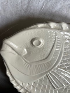 Grand plat à poisson Sarreguemines blanc cassé – faïence 1960s – parfait état