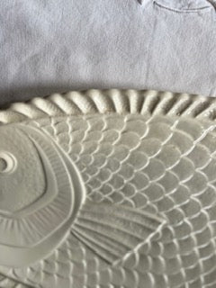 Grand plat à poisson Sarreguemines blanc cassé – faïence 1960s – parfait état