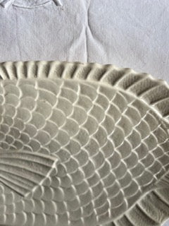 Grand plat à poisson Sarreguemines blanc cassé – faïence 1960s – parfait état