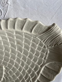 Grand plat à poisson Sarreguemines blanc cassé – faïence 1960s – parfait état