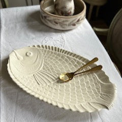 Grand plat à poisson Sarreguemines blanc cassé – faïence 1960s – parfait état