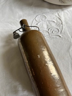 Bouteille en grès couleur chocolat avec bouchon 100% zinc – Pièce unique ancienne