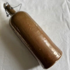 Bouteille en grès couleur chocolat avec bouchon 100% zinc – Pièce unique ancienne