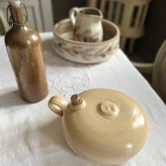 Bouillotte ancienne en grès vernissé crème – avec bouchon d’origine – 28 cm – XIXe siècle