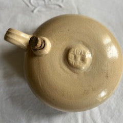 Bouillotte ancienne en grès vernissé crème – avec bouchon d’origine – 28 cm – XIXe siècle