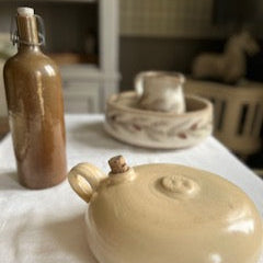 Bouillotte ancienne en grès vernissé crème – avec bouchon d’origine – 28 cm – XIXe siècle