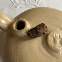 Bouillotte ancienne en grès vernissé crème – avec bouchon d’origine – 28 cm – XIXe siècle