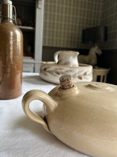 Bouillotte ancienne en grès vernissé crème – avec bouchon d’origine – 28 cm – XIXe siècle