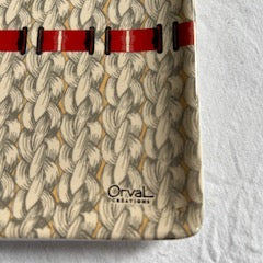 Plat rectangulaire Orval Créations – motif tricot & ruban rouge – 31,5 × 14,5 cm – Vintage Noël