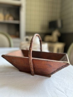 Petit panier ancien de vendangeur en bois – coins ferrés – XIXe siècle