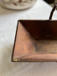 Petit panier ancien de vendangeur en bois – coins ferrés – XIXe siècle