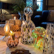 Boule LED décorative en verre tacheté kaki – style lampe à huile – Opjet – Ø 9,5 × H 13,5 cm