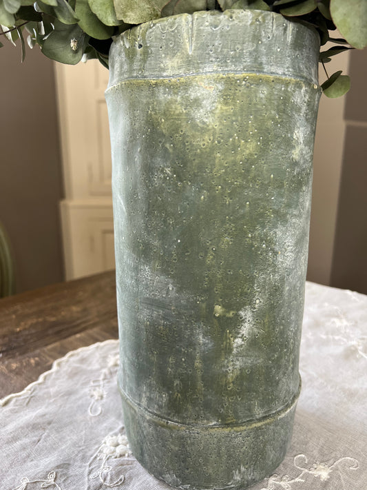 Vase béton vert vieilli.