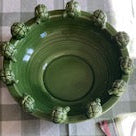 Centre de table Artichaut Vert – Céramique D33 × H11,5 cm –