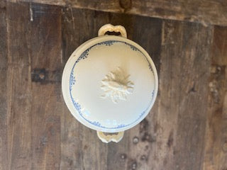 Soupière ancienne en faïence blanche et bleue – pièce déco vintage