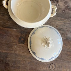 Soupière ancienne en faïence blanche et bleue – pièce déco vintage