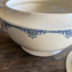 Soupière ancienne en faïence blanche et bleue – pièce déco vintage
