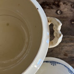 Soupière ancienne en faïence blanche et bleue – pièce déco vintage