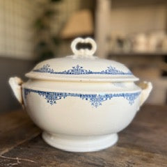 Soupière ancienne en faïence blanche et bleue – pièce déco vintage
