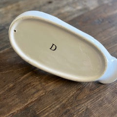 Plat canard vintage en céramique blanche – initiale “D” au dos