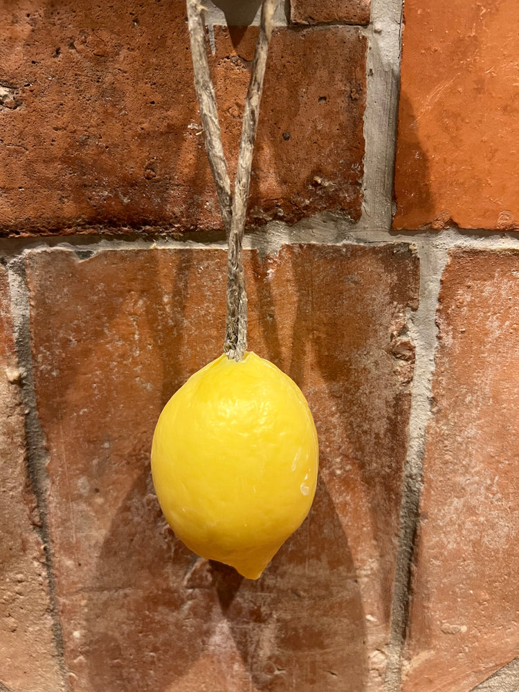 Savon citron, avec corde.