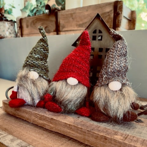 Gnomes par 3 chapeaux tricotés