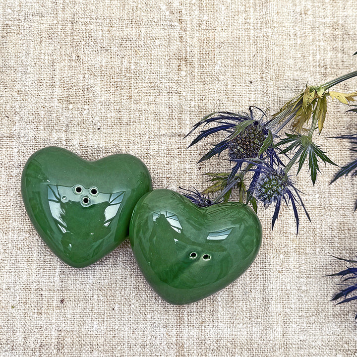 Set de sel et poivre cœur en faïence – Opjet – 3 coloris (matcha, blanc, vert sapin, terracotta)