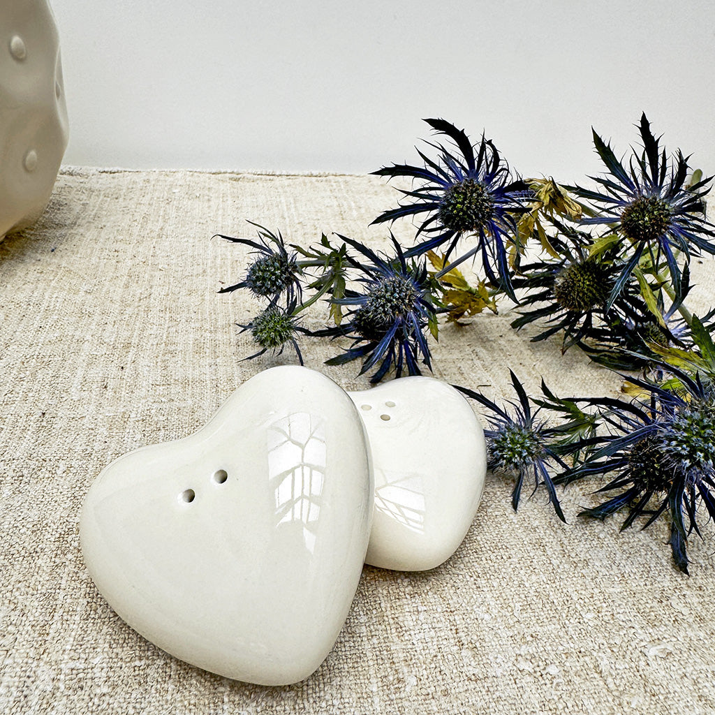 Set de sel et poivre cœur en faïence – Opjet – 3 coloris (matcha, blanc, vert sapin, terracotta)