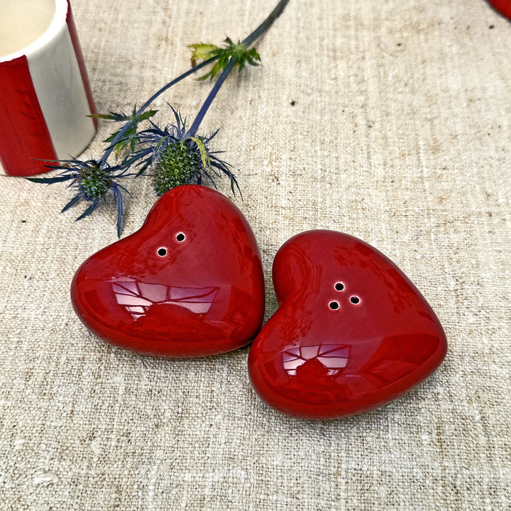 Set de sel et poivre cœur en faïence – Opjet – 3 coloris (matcha, blanc, vert sapin, terracotta)