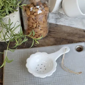 Passoire à thé , porcelaine vieillie - Déco Nord Sud